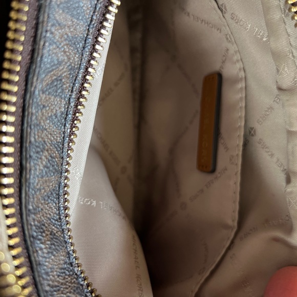 Michael Kors handbag  & small wallet- crossover-in EXCELLENT condition - Picture 2 of 7